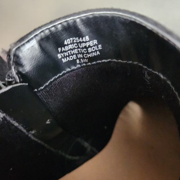 8.5 W Torrid Ankle Booties - Picture 6 of 7